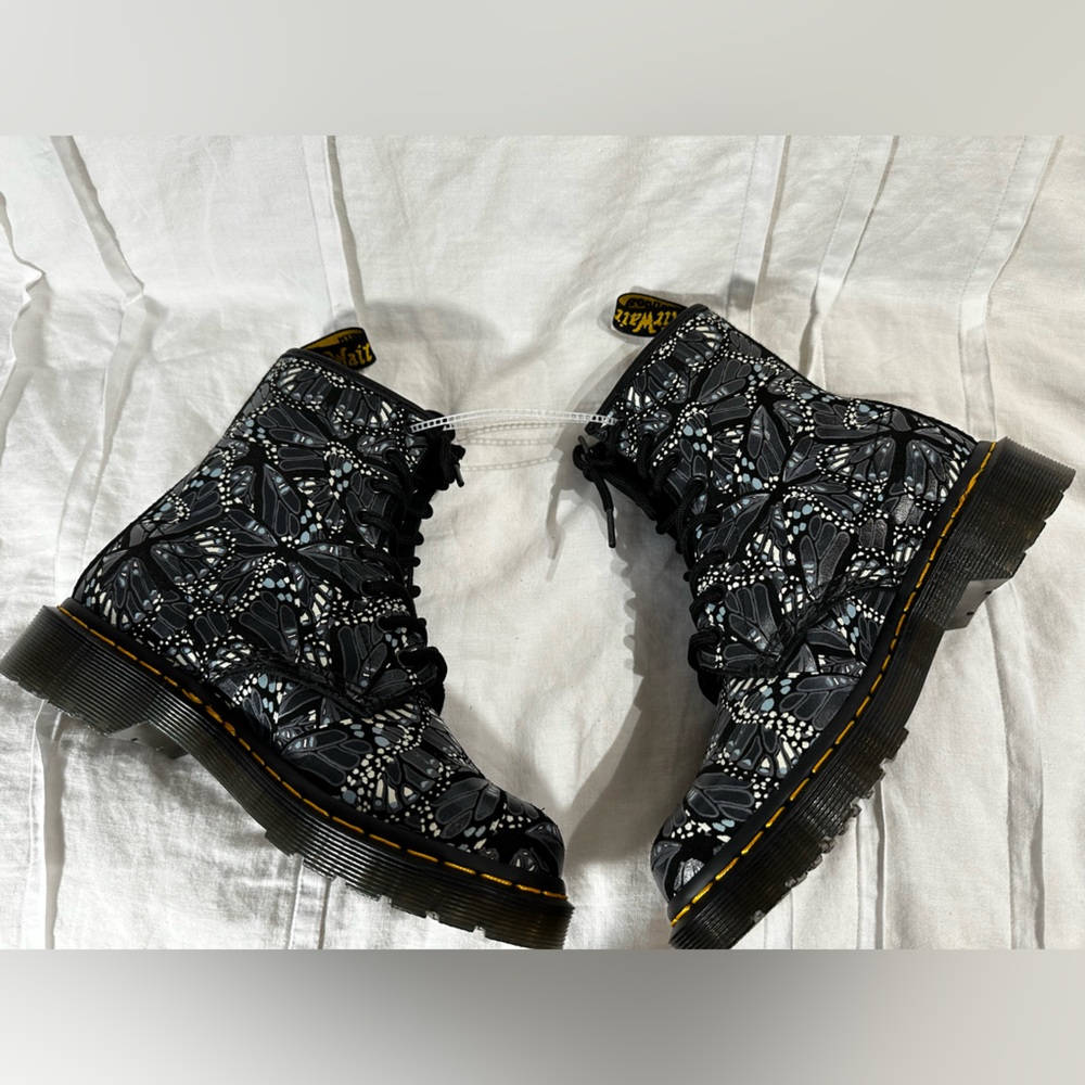 Dr. Martens Women’s 1460 8 Eye Lace Up Butterfly Grey E. H. Suede Boots Sz 6 New - Picture 11 of 15